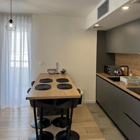 Lux Waves 2bdr With Private Parking Apartment